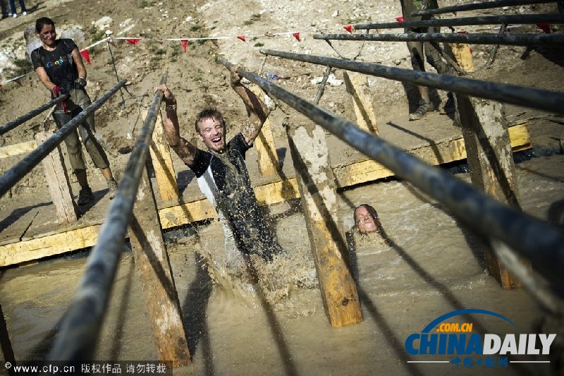 法国“泥浆节”首日比赛举行 在泥浆中行进13公里