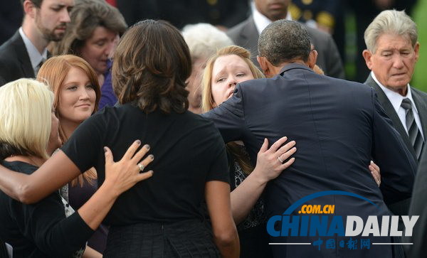 奥巴马夫妇出席海军大楼枪击案追悼仪式