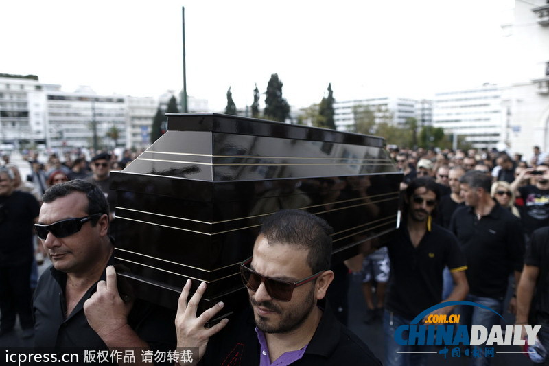 饭碗恐不保希腊市政警察抬棺材抗议政府裁员<BR>