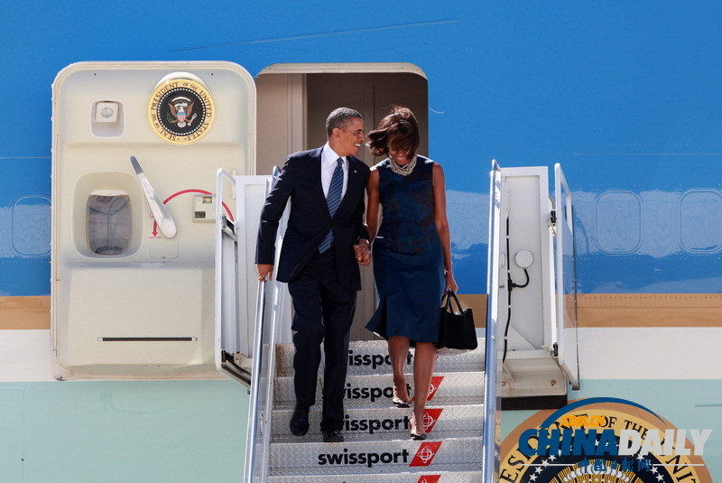 奥巴马携夫人乘专机参加联合国大会 米歇尔揉眼睛显疲劳