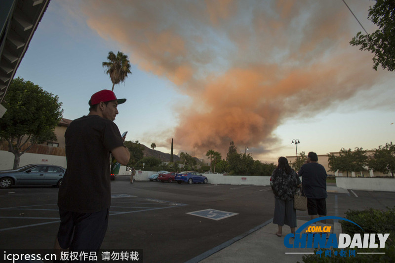 美洛杉矶发生山火 火势凶猛出动直升机救火（图）