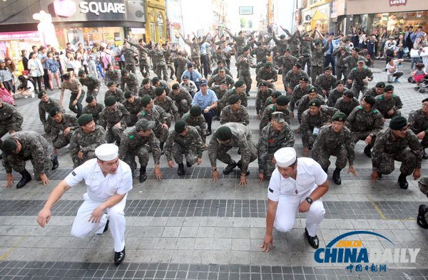 韩国士兵街头表演快闪热舞 鼓励青年参军（组图）