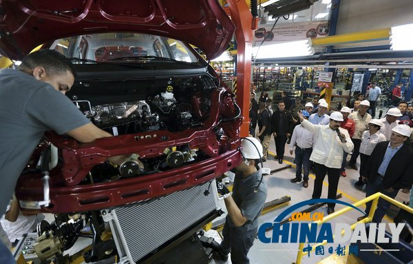 委内瑞拉总统视察工厂试驾汽车 采用中国技术生产