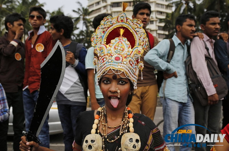 印度学生扮魔王和女神 抗议妇女遭性暴力