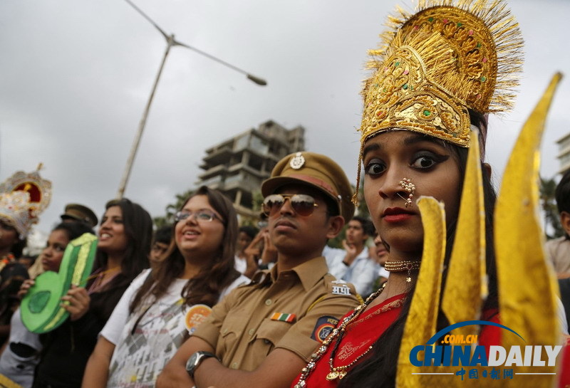 印度学生扮魔王和女神 抗议妇女遭性暴力