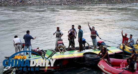 印度北部一巴士坠入195米深山谷 造成20人死亡