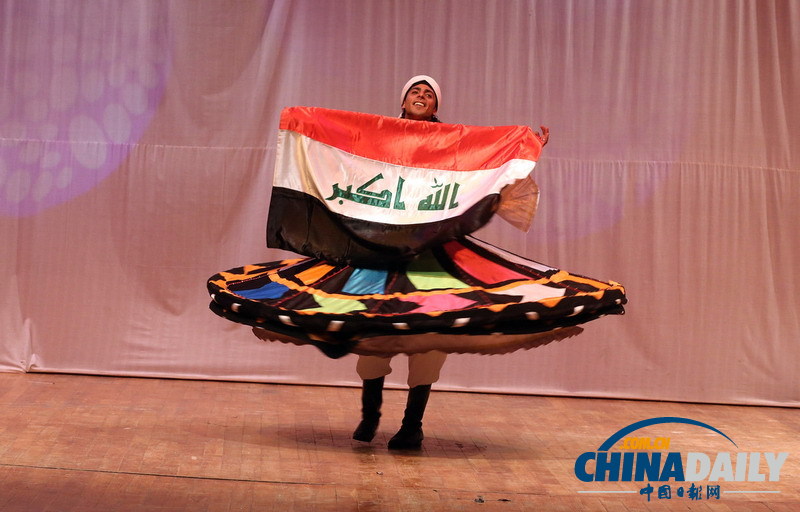 舞者身穿埃及服饰于伊拉克首都载歌载舞 望重振文化生活