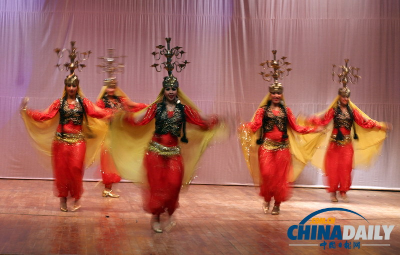 舞者身穿埃及服饰于伊拉克首都载歌载舞 望重振文化生活