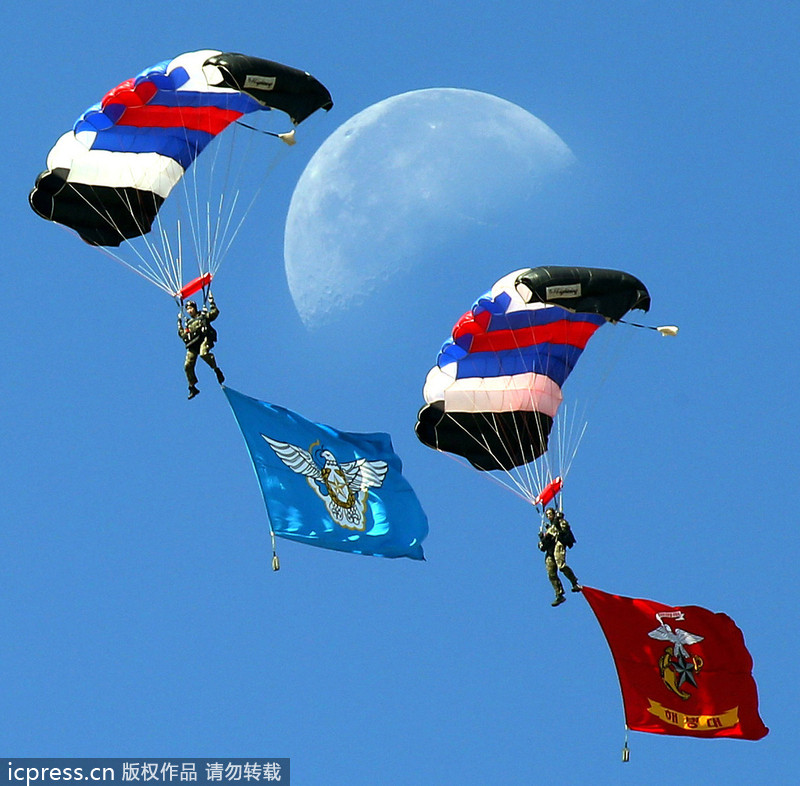 韩国航空展最后彩排迎建军节 月色作幕跳伞唯美