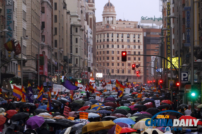 西班牙民众游行勒令国王下台 要求取消君主立宪制