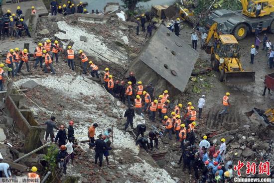 孟买居民楼倒塌已致60人死 救援人员停止搜救
