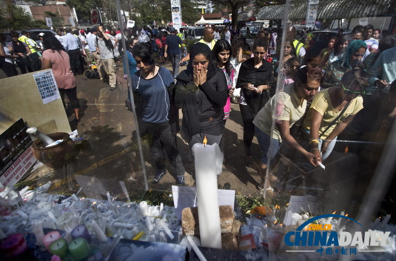 肯尼亚宗教信徒跳舞点蜡烛悼念商场袭击案中遇难者