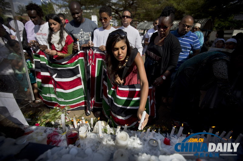 肯尼亚宗教信徒跳舞点蜡烛悼念商场袭击案中遇难者