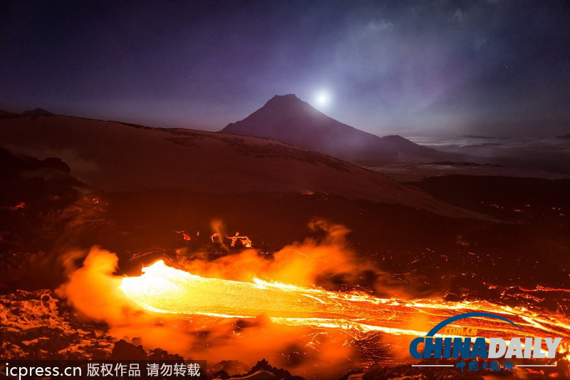 俄罗斯摄影师抓拍火山“由死变活”壮丽景观