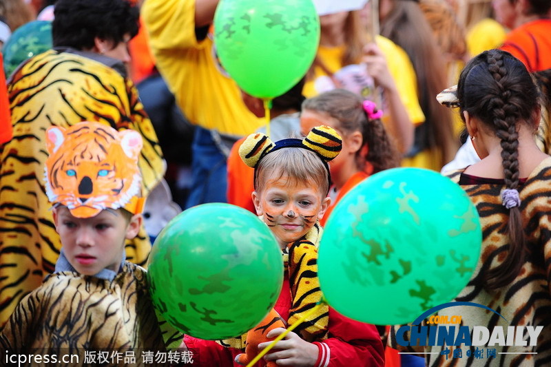 俄罗斯民众扮成老虎狂欢 呼吁保护东北虎