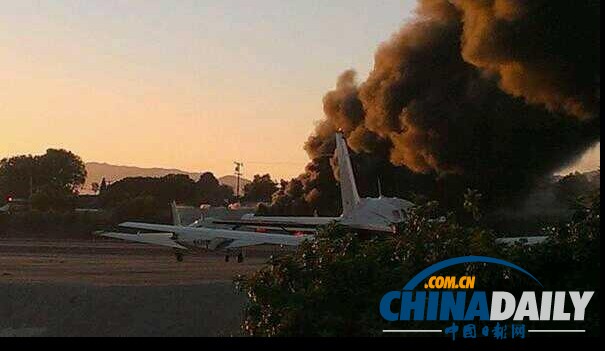 加州双引擎飞机冲出跑道起火燃烧 人员伤亡不明