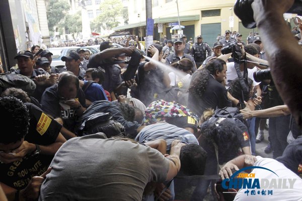 巴西教师大规模游行抗议政府腐败 警察喷洒胡椒喷雾