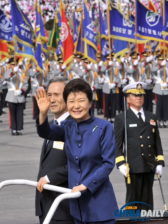 韩国总统朴槿惠阅兵 庆祝建军65周年（组图）