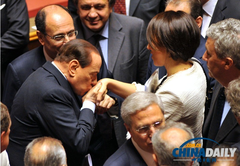 意大利议会对政府进行信任投票 贝卢斯科尼与美女部长拉手密谈