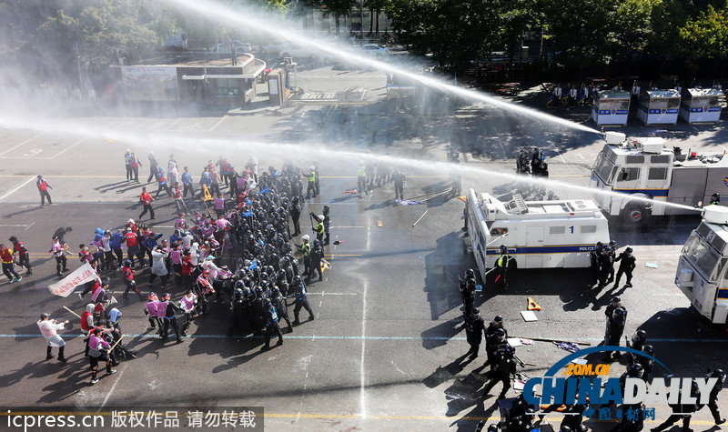 韩国警察机动部队举行应对暴力示威演习