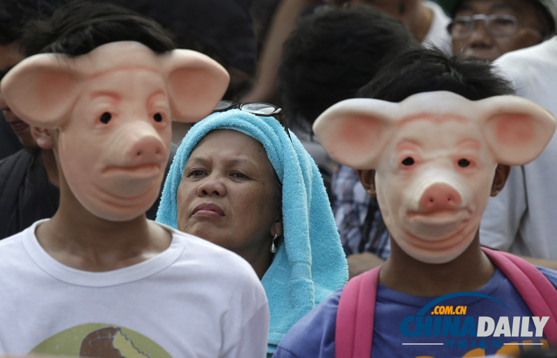 菲律宾民众举行反腐示威 巨型“金猪”抢风头