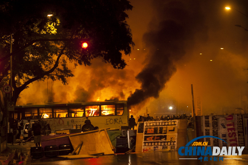 巴西示威者焚烧大巴 声援罢工教师（组图）