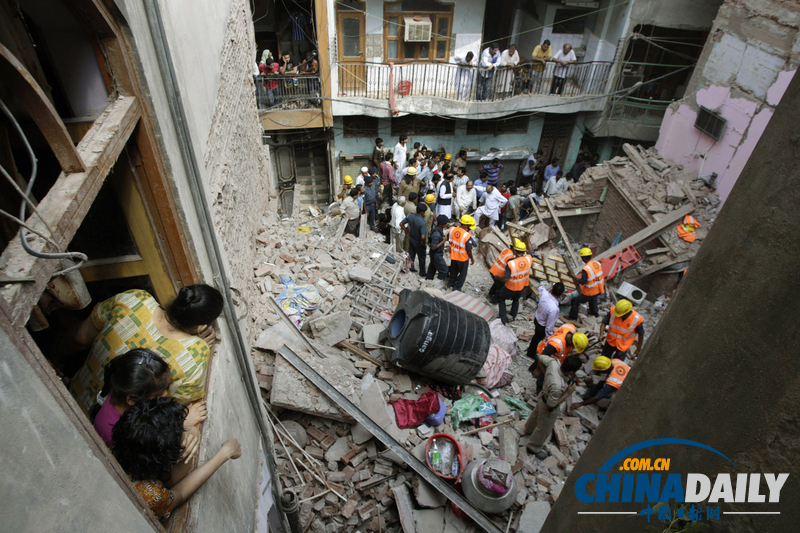 印度首都一居民楼倒塌 致至少2人死亡（组图）