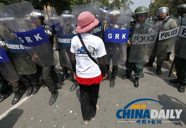 柬埔寨寮屋民众集会纪念世界住房日到来 与警方对峙（组图）