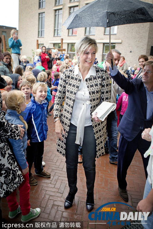 荷兰王妃探访学校专人撑伞 孩子们站立雨中迎接（组图）