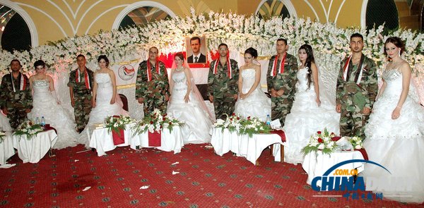 叙利亚士兵战火中举办集体婚礼 体验别样浪漫（组图）