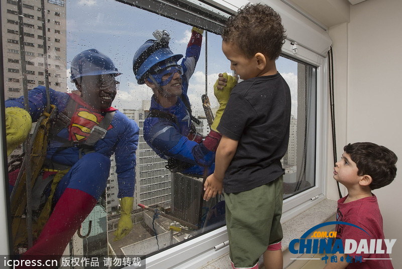 巴西医院擦窗工人悬挂高空 扮超人和美国队长逗乐病童
