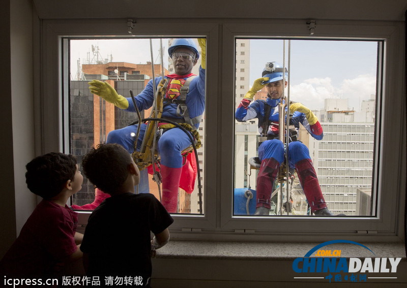 巴西医院擦窗工人悬挂高空 扮超人和美国队长逗乐病童