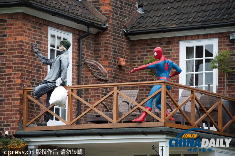 将科幻搬进现实 英国阳台上演蜘蛛侠追击小偷