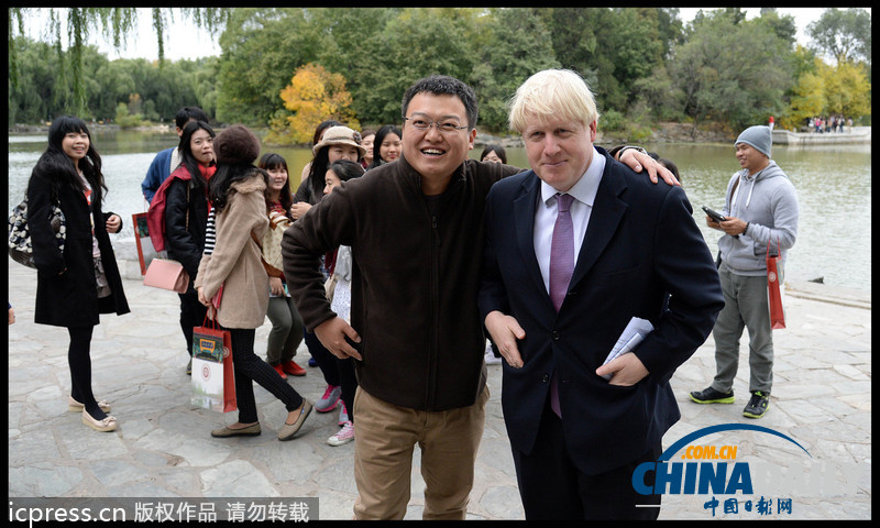 伦敦市长访华参观北大 竖大拇指与学生合影（图）
