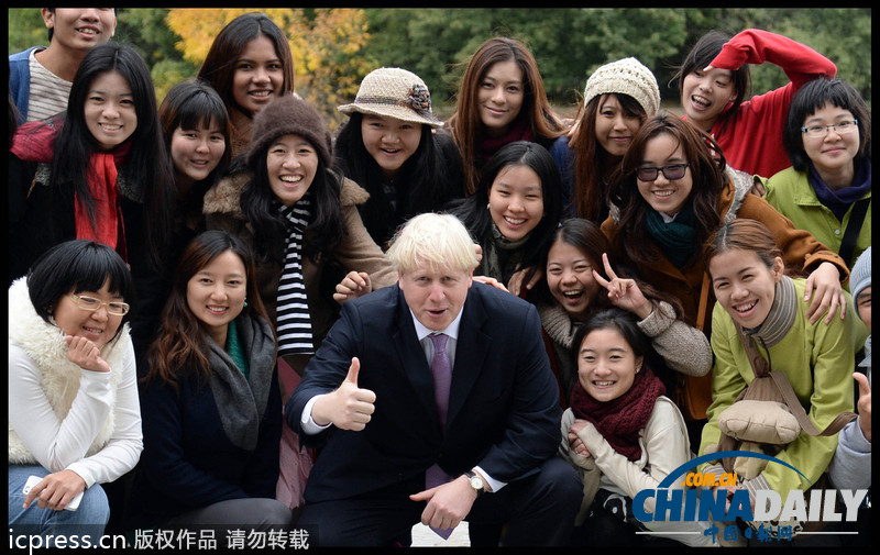 伦敦市长访华参观北大 竖大拇指与学生合影（图）