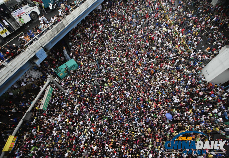 数千菲民众聚集领取救援物资 导致交通严重瘫痪