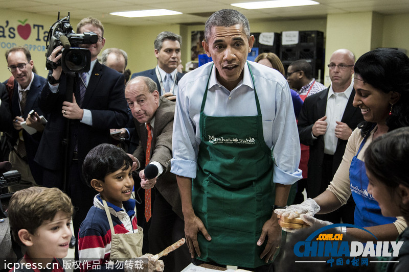 奥巴马视察食品慈善机构 穿围裙变志愿者做三明治