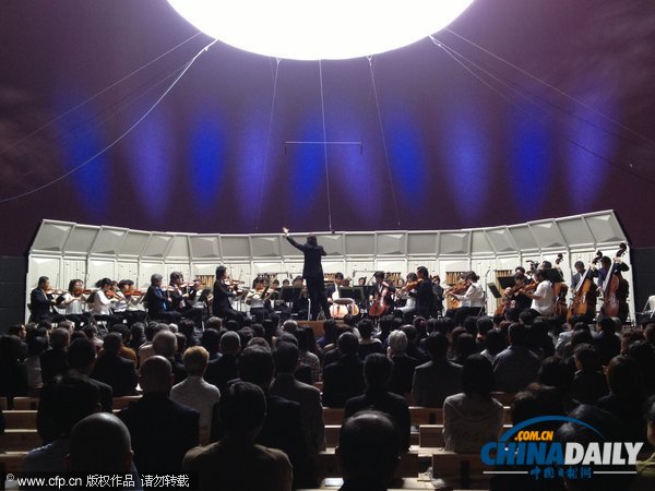 日本建成全球首座充气音乐厅 紫色球体打造梦幻剧场