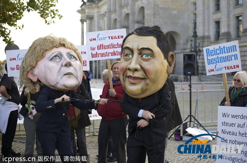 德民众弃默克尔与社民党主席“头颅” 抗议两党联合执政