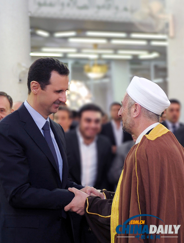 叙利亚总统阿萨德现身清真寺 参加宰牲节聚礼（图）