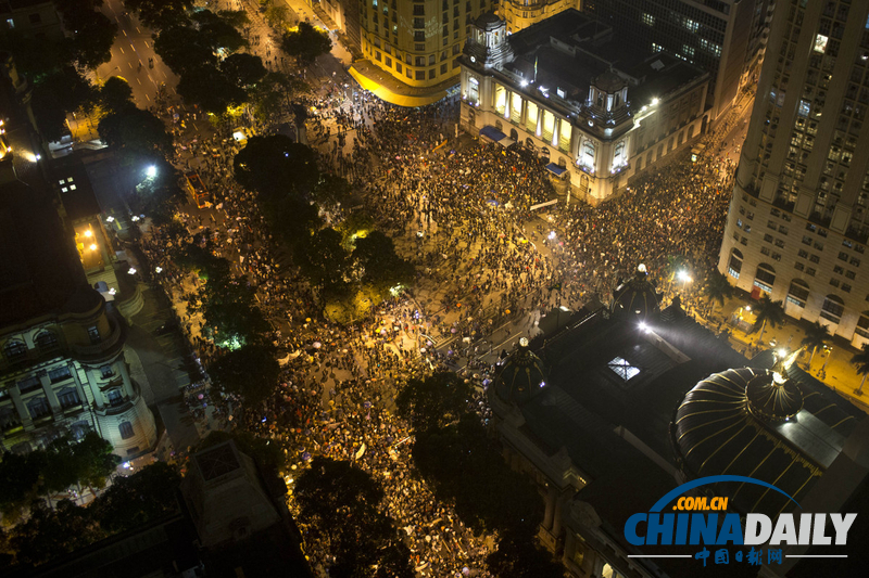 巴西民众游行支持教师罢工 示威演变成暴力冲突