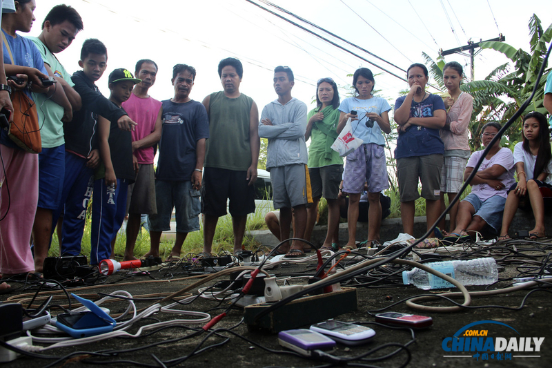 菲律宾强震导致部分电路瘫痪 民众聚集为手机充电（组图）