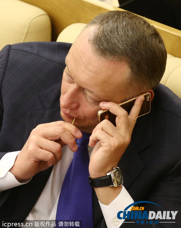 俄罗斯杜马会议举行 议员们听讲也忙活边打电话边剔牙