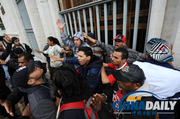 巴西圣保罗流浪人员占领市政厅 要求解决住房问题