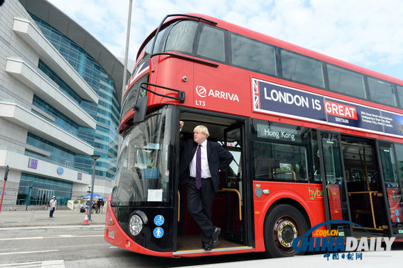 伦敦市长访问香港 体验大巴客轮兴致浓（组图）