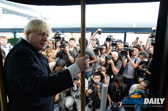 伦敦市长访问香港 体验大巴客轮兴致浓（组图）