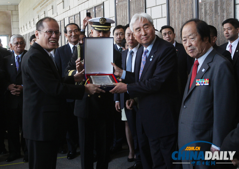 菲律宾总统访韩 前往朝鲜战争纪念馆向阵亡士兵敬礼（组图）