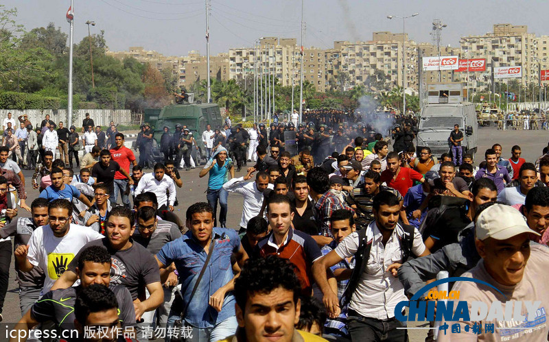 埃及学生爆发反军方统治示威 与防暴警察冲突