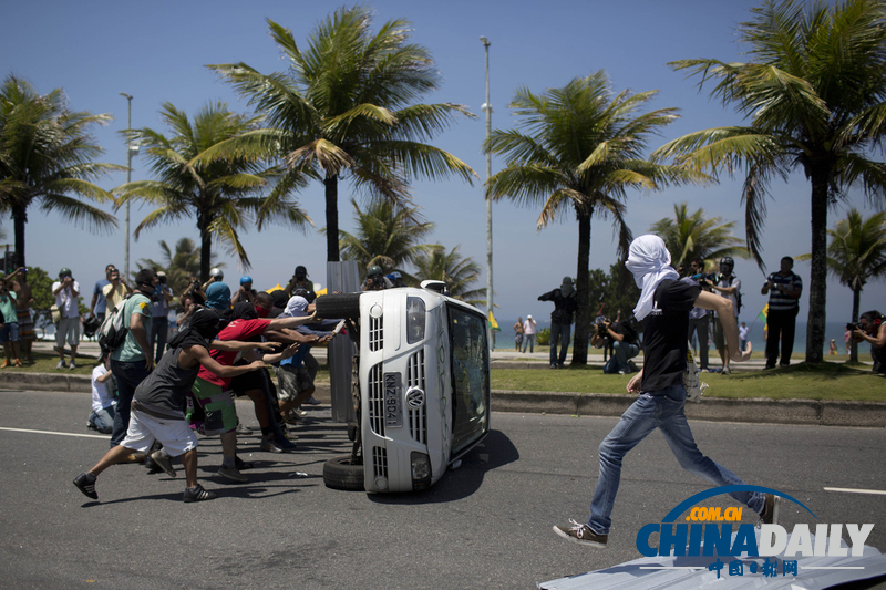 巴西民众抗议政府拍卖油田 与军警发生激烈冲突