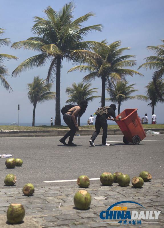 巴西民众抗议政府拍卖油田 与军警发生激烈冲突